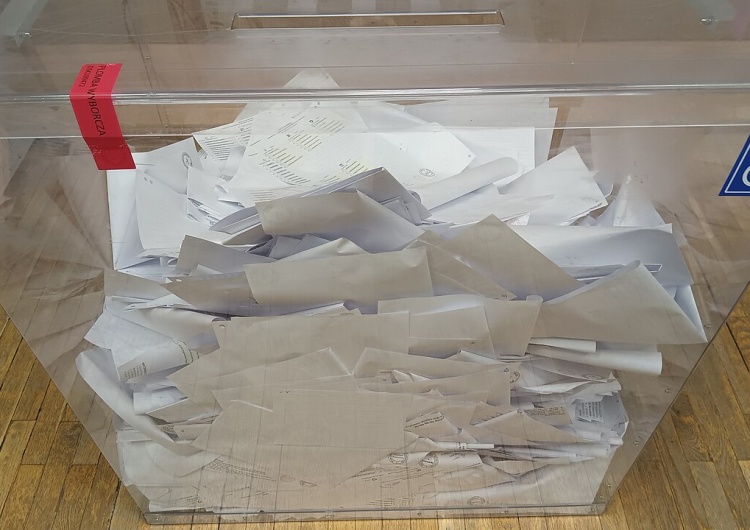 Urna wyborcza, zdjęcie podglądowe Wybory prezydenckie w Polsce pełne były