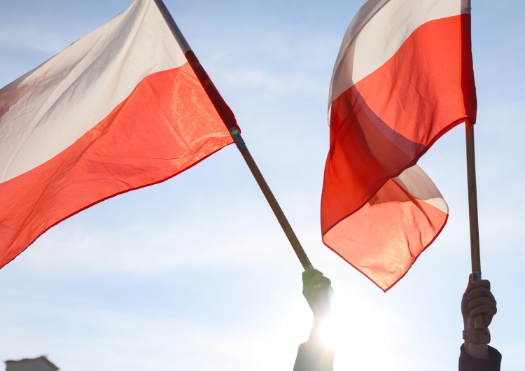 Polskie flagi Marcin Bąk: Ojczyznę buduje się długo a traci błyskawicznie
