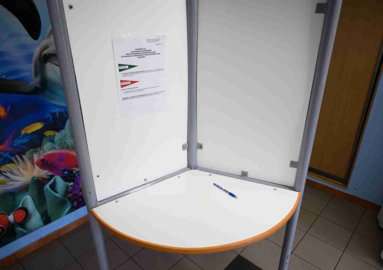 W jednym z lokali wyborczych w Szczecinie doszło do tragedii, zmarła kobieta Tragedia w lokalu wyborczym w Szczecinie. Nie udało się uratować kobiety