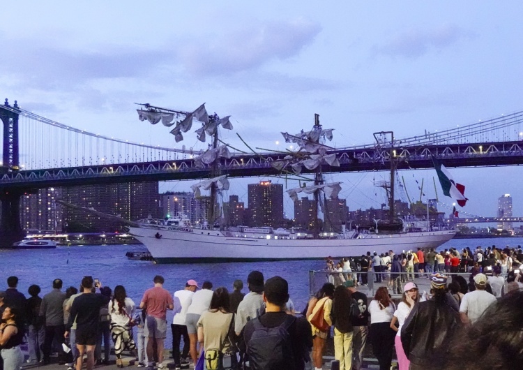 Meksykański statek szkoleniowy marynarki wojennej, stojący na East River po uderzeniu w most Brookliński Żaglowiec uderzył w Most Brookliński. Są ofiary i ranni