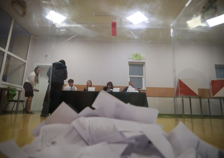 Głosowanie w jednym z lokali wyborczych w Otwocku PKW: Wybory prezydenckie bez incydentów na starcie