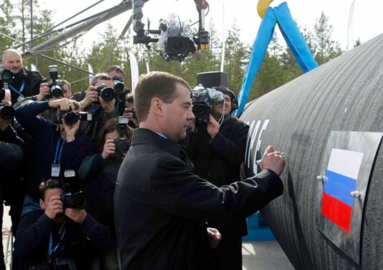 Dmitrij Miedwiediew przy rurze gazociągu Nord Stream Niemcy: Matka Chrzestna Nord Stream 2 upiera się, że państwo musi wspierać NGO-sy