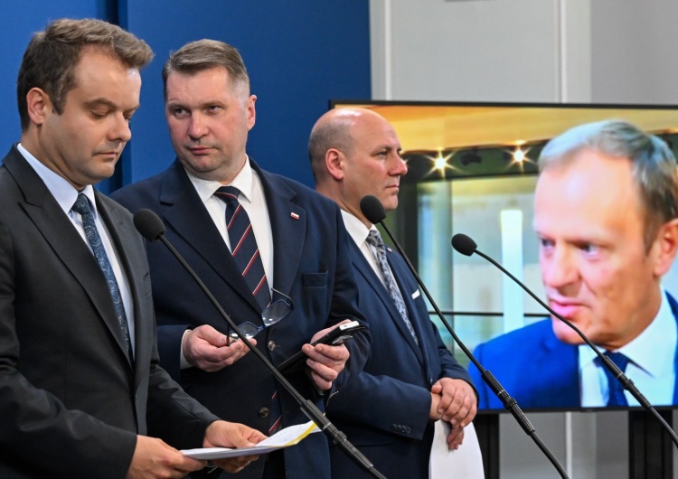 Posłowie PiS: Rafał Bochenek, Przemysław Czarnek oraz Szymon Szynkowski vel Sęk Politycy PiS przypominają słowa Donalda Tuska z 2017 roku ws. migrantów