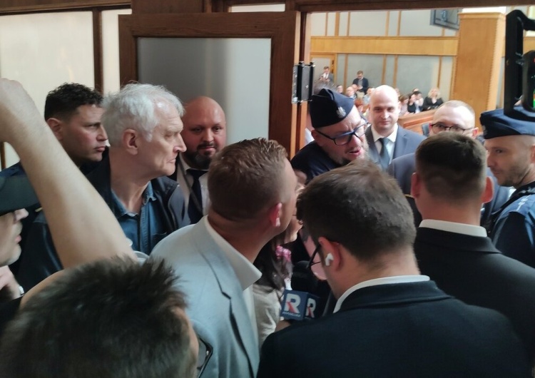 Członkowie Ruchu Obrony Granic i Robert Bąkiewicz nie zostali wpuszczeni na sesję Sejmiku Łódzkiego Obrady Sejmiku w Łodzi. Mieszkańcy protestujący przeciw migracji nie zostali wpuszczeni