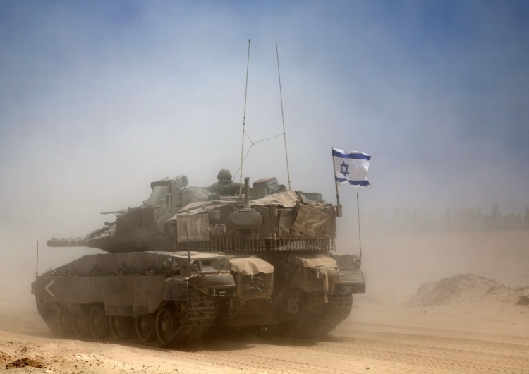 Izraelskie czołgi Merkava manewrują w kierunku południowej granicy Strefy Gazy w pobliżu Chan Junis Izrael nasila ataki na Strefę Gazy. Wzrosła liczba ofiar śmiertelnych