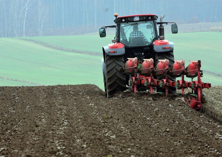 Traktor. Orka. Ilustracja poglądowa Zmiany proponowane przez KE nie są wystarczające wobec napływu produktów rolnych z Ukrainy