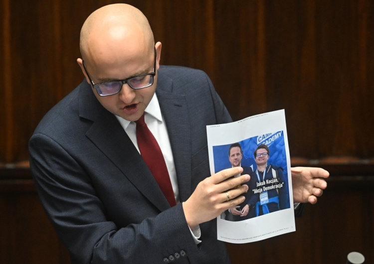 Do ataku na posłów doszło na Nowe informacje ws. ataku na posłów PiS w Sejmie. Są zarzuty dla napastnika