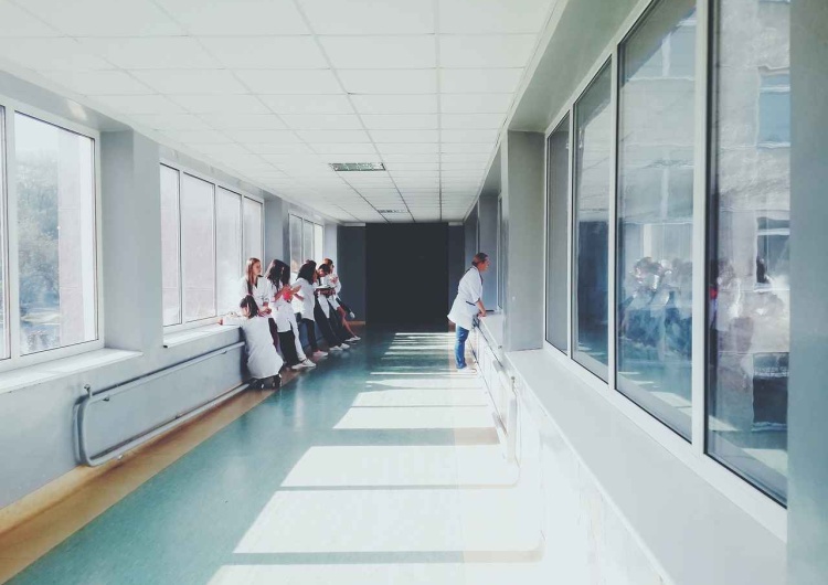 KE wszczęło procedurę o naruszenie prawa unijnego w związku z rumuńskimi pielęgniarkami Ruszyła procedura KE o naruszenie prawa ws. rumuńskich pielęgniarek. Na celowniku m.in. Polska