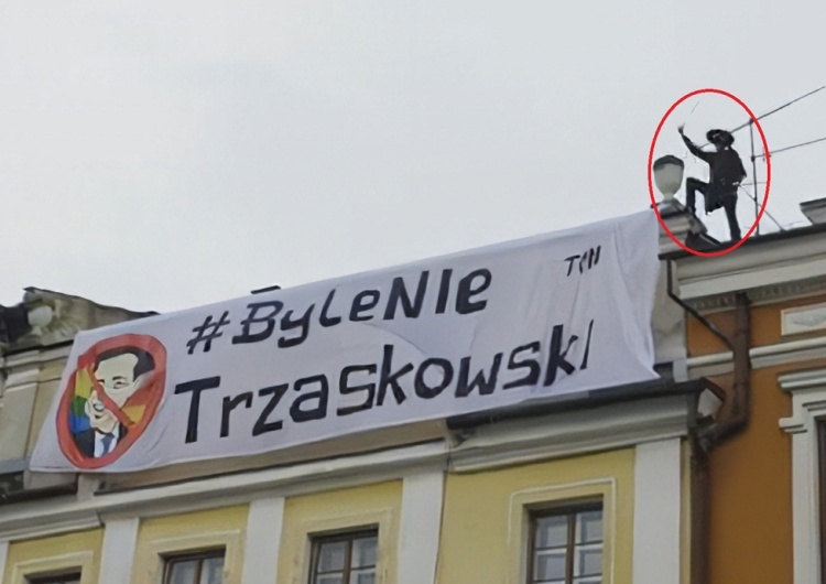 Mężczyzna przebrany za Zorro podczas wystąpienia Rafała Trzaskowskiego w Tarnowie Na spotkaniu z Trzaskowskim pojawił się Zorro i wielki baner