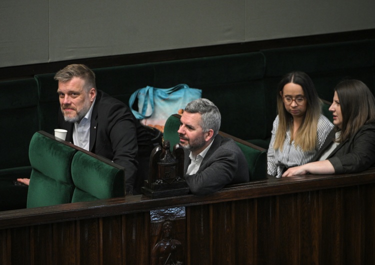 Adrian Zandberg (z lewej) w Sejmie Zandberg chciał sprawdzić Trzaskowskiego. Odpowiedzią decyzja Hołowni