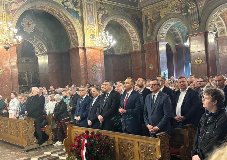 Piotr Duda i KArol Nawrocki w bazylice w Piekarach Śląskich Piotr Duda i Karol Nawrocki wzięli udział w mszy św. w bazylice w Piekarach Śląskich