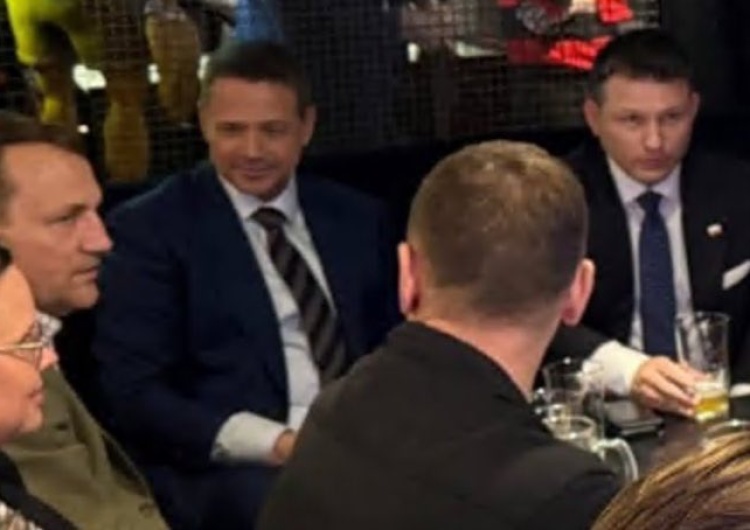 Radosław Sikorski, Rafał Trzaskowski, Sławomir Mentzen Mentzen na piwie z Trzaskowskim i Sikorskim. Burza w sieci
