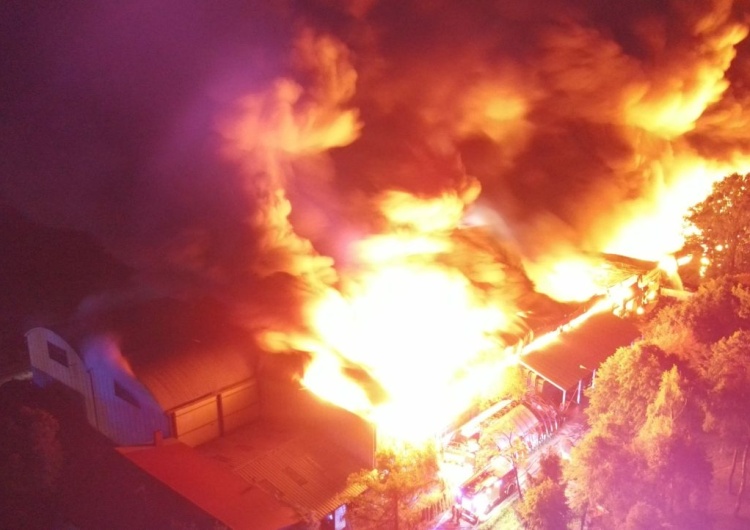 Kawęczyn pożar Gigantyczny pożar hal pod Warszawą. Słychać było wybuchy