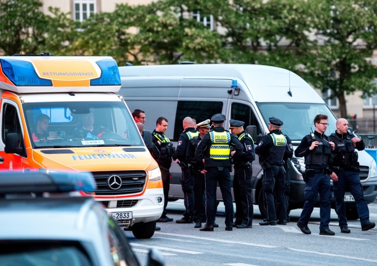 Ambulans i policja przed dworcem centralnym w Hamburgu, Niemcy Brutalny atak na dworcu w Hamburgu. Są nowe informacje