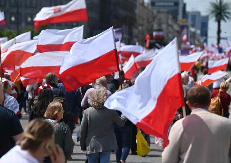 Uczestnicy marszu poparcia dla Karola Nawrockiego Marsze w Warszawie. Organizatorzy podali frekwencję