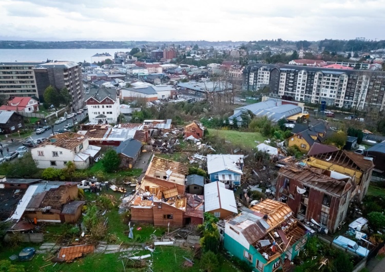 Zniszczone domy w Chile po przejściu tornado Tornado w Chile. Setki uszkodzonych domów
