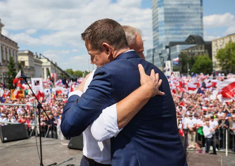 Donald Tusk i Rafał Trzaskowski podczas niedzielnego wiecu w Warszawie Cenzura tuż za rogiem? Europoseł ostrzega przed Trzaskowskim i Tuskiem