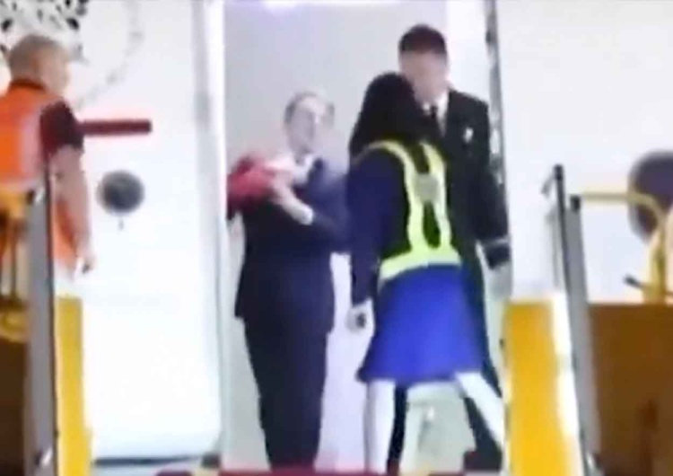 Nagranie wywołało burzę w sieci Żona spoliczkowała Macrona? Nagranie wywołało burzę