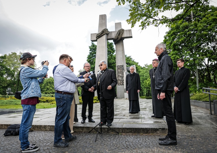 Kard. Marcello Semeraro w czasie spotkania z dziennikarzami  Kard. Semeraro przed pomnikiem Poznańskiego Czerwca'56: Wolność odnosi się do wartości fundamentalnych 