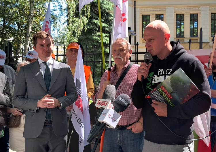 Konferencja prasowa przed siedzibą Trybunału Konstytucyjnego Bartłomiej Mickiewicz: Bruksela nie może narzucać zasad organizowania naszych przedsiębiorstw i miejsc pracy