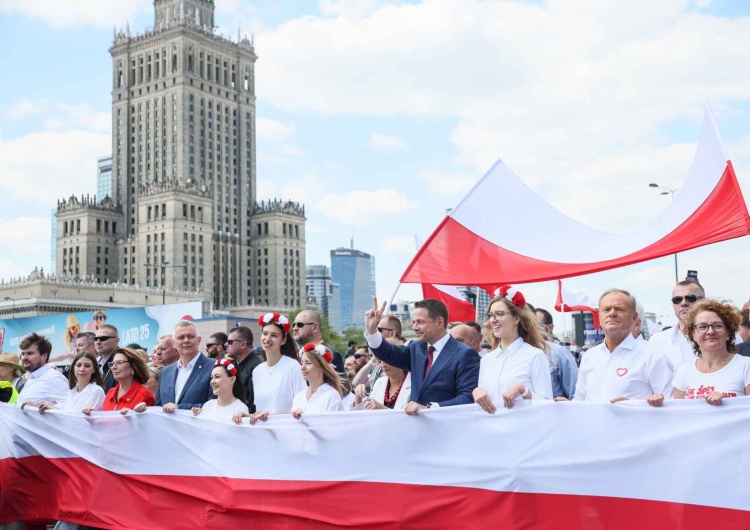 Rafał Trzaskowski i Donald Tusk podczas wiecu wyborczego w Warszawie.