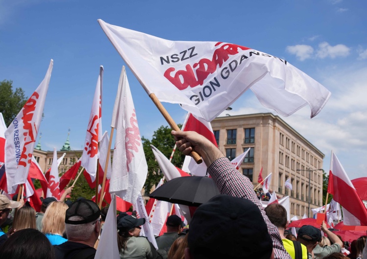Demonstracja pracowników i funkcjonariuszy KAS Pracownicy i funkcjonariusze KAS protestowali w Warszawie
