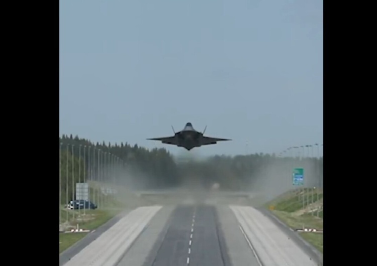 Myśliwiec F-35 podczas ćwiczeń NATO w Finlandii Niezwykłe manewry NATO w Finlandii. Piloci ćwiczą lądowanie na autostradzie