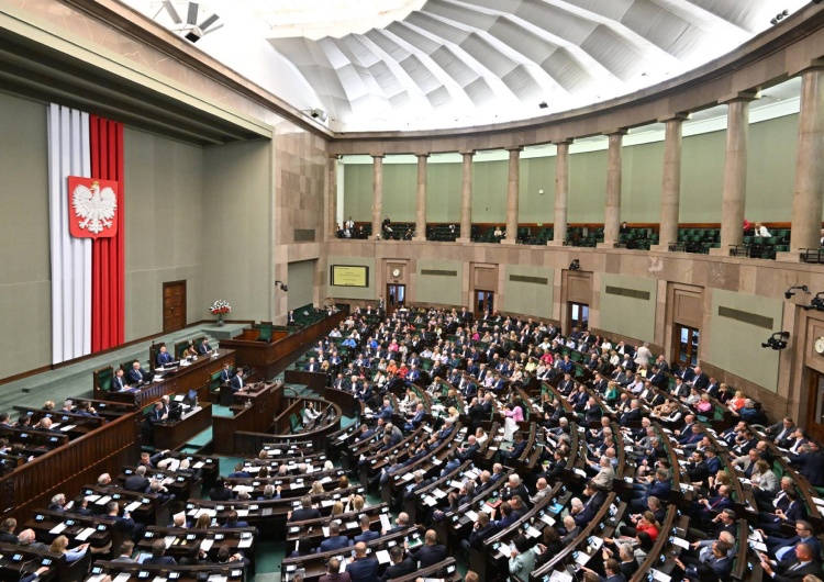 Obrady Sejmu RP Najnowszy sondaż partyjny: Utrata władzy przez rząd Tuska, potężny wzrost Konfederacji