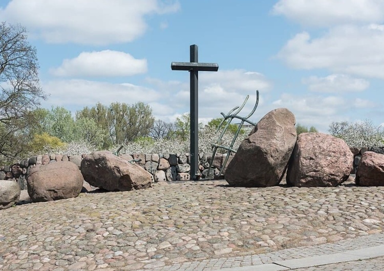 Pomnik Męczenników Terroru Komunistycznego 1944–1956, zdjęcie podglądowe Kamień – byt wieloznaczny