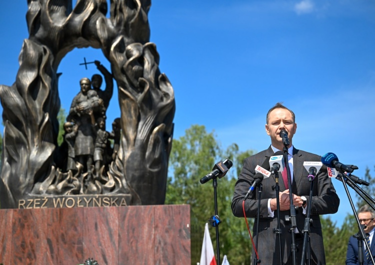 Kandydat na prezydenta Karol Nawrocki przed pomnikiem ofiar Rzezi Wołyńskiej w Domostawie Nawrocki mówi o kłamstwie Tuska ws. ekshumacji ofiar Rzezi Wołyńskiej.