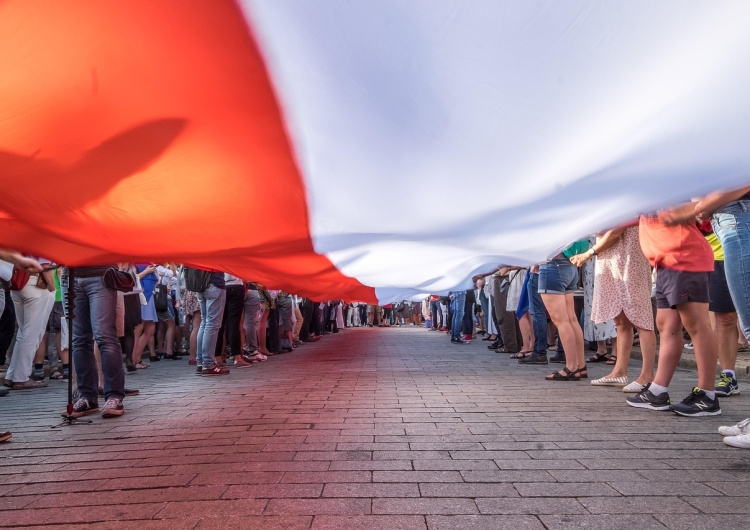 Polska flaga, zdjęcie poglądowe Marcin Bąk: Wspólnota narodowa musi od czasu do czasu stawać przed wyborem