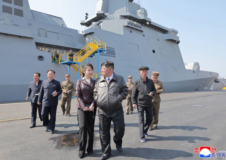 Kim Dzong Un Niszczyciel zatonął podczas wodowania na oczach Kim Dzong Una. Reżim szuka
