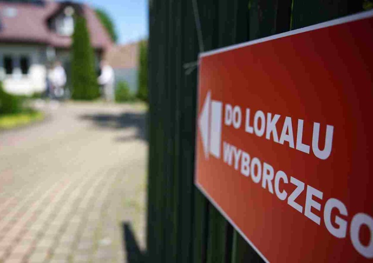 Lokal wyborczy (zdjęcie ilustracyjne) Członkowie warszawskiej komisji z symbolami kampanijnymi. Zareagował Stanowski