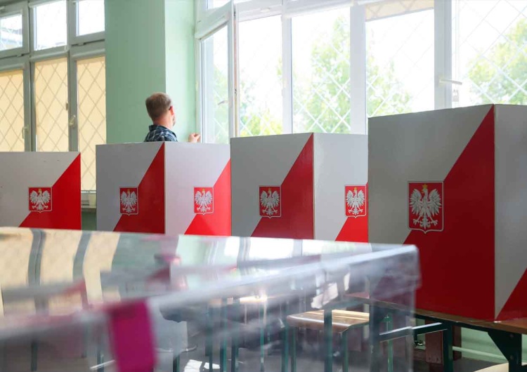 Głosowanie w lokalu wyborczym – zdjęcie ilustracyjne Takiej mobilizacji nie było nigdzie indziej. Nadmorski kurort z rekordem frekwencji
