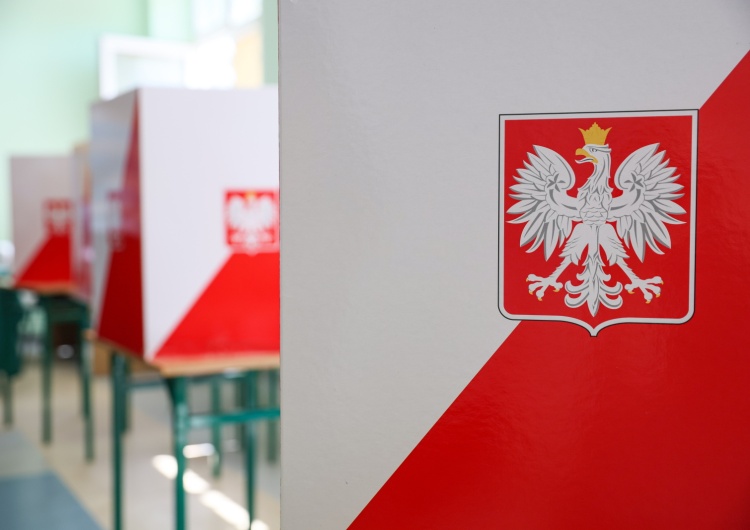 Wybory prezydenta RP - II tura. Głosowanie w lokalu wyborczym w Warszawie „Miłość potrafi zaskoczyć”. Nietypowa sytuacja w jednym z lokali wyborczych