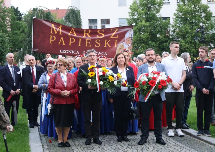 Marsz Papieski w Legnicy W rocznicę wizyty Jana Pawła II ulicami Legnicy przeszedł Marsz Papieski