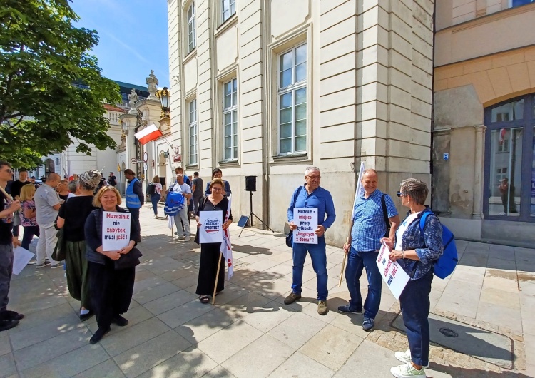 Pikieta pracowników instytucji kultury przed MKiDN