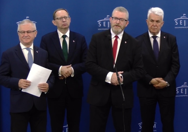 Od lewej: poseł Włodzimierz Skalik, Roman Fritz, europoseł Grzegorz Braun i poseł Sławomir Zawiślak Ugrupowanie Grzegorza Brauna wzmacnia się w Sejmie. Jest komunikat Konfederacji Korony Polskiej