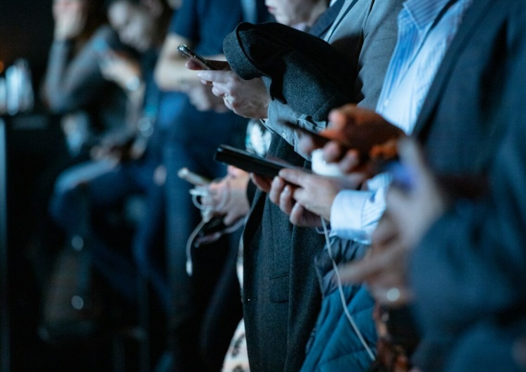 Ludzie ze smartfonami, zdjęcie podglądowe Współczesna polityka uzależniona jest od tiktokowych influencerów