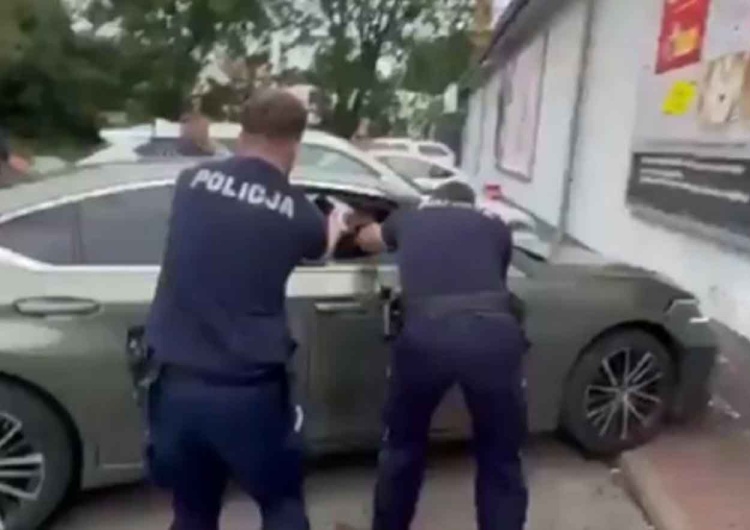 Akcja policji w Bolkowie (woj. dolnośląskie) Strzelanina pod Biedronką. Wiadomo, kim jest zatrzymany mężczyzna
