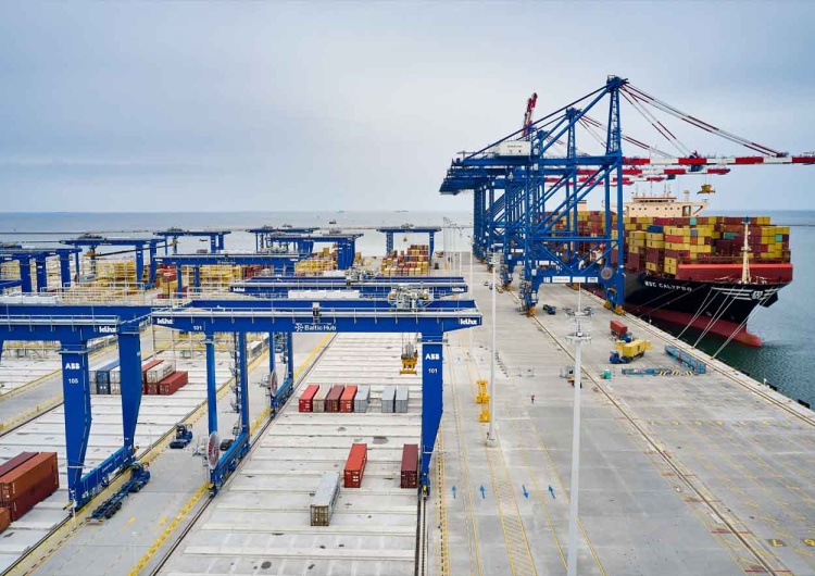 Kontenerowiec MSC Calypso cumuje przy nowo otwartym terminalu T3 Baltic Hub w Gdańsku Powierzchnia Polski się powiększyła. Otwarto nową inwestycję