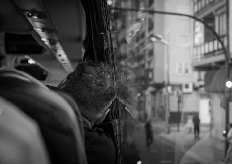 Podróżny w autobusie. Ilustracja poglądowa 