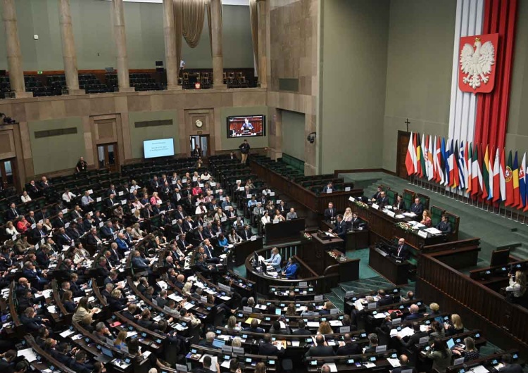 Nowy sondaż parlamentarny Jest pierwszy sondaż parlamentarny po wyborach