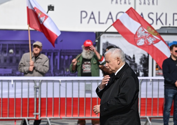 Prezes PiS Jarosław Kaczyński pod pomnikiem ofiar katastrofy smoleńskiej Prezes PiS do prowokatorów na miesięcznicy smoleńskiej: Będę się za was modlił