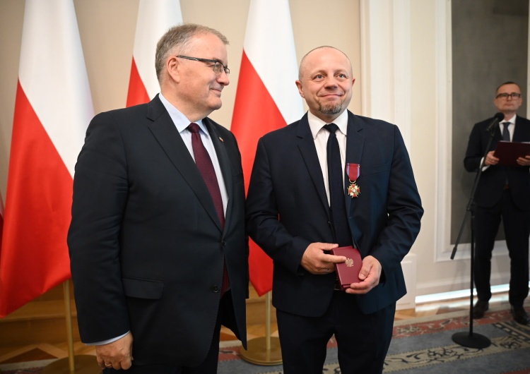 Cezary Krysztopa (P) i mininister Andrzej Dera (L) Cezary Krysztopa odznaczony Złotym Krzyżem Zasługi