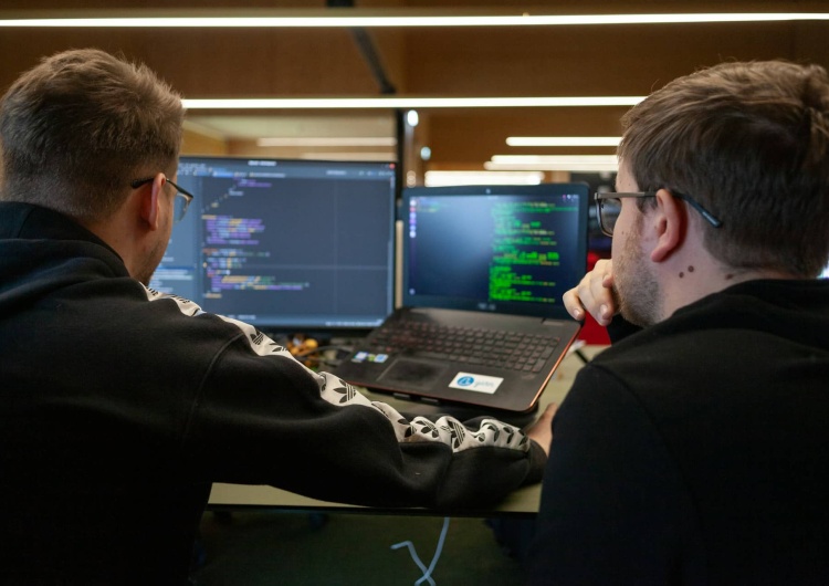 Komputer, programowanie, zdjęcie podglądowe Branża IT uchodziła za ziemię obiecaną. Teraz to eldorado, w którym straszy