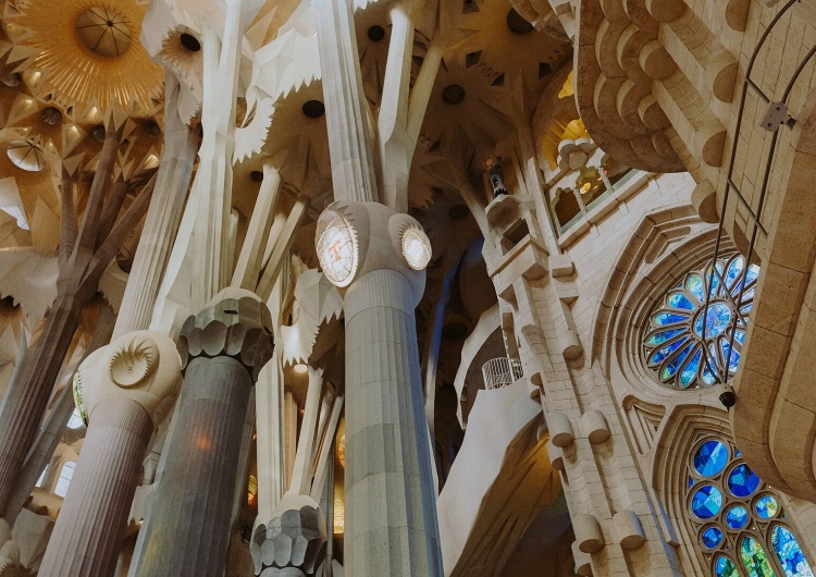 Sagrada Familia, wnętrze 99. rocznica śmierci Gaudiego - ekscentrycznego geniusza i Czcigodnego Sługi Bożego
