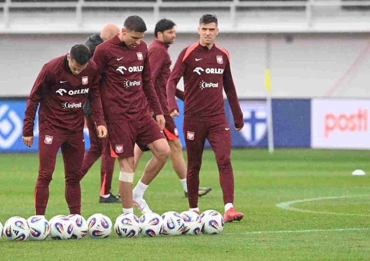 Jan Bednarek (w środku) będzie pełnił w meczu z Finlandią funkcję kapitana reprezentacji. Selekcjoner podał skład na mecz z Finlandią. Kto kapitanem?