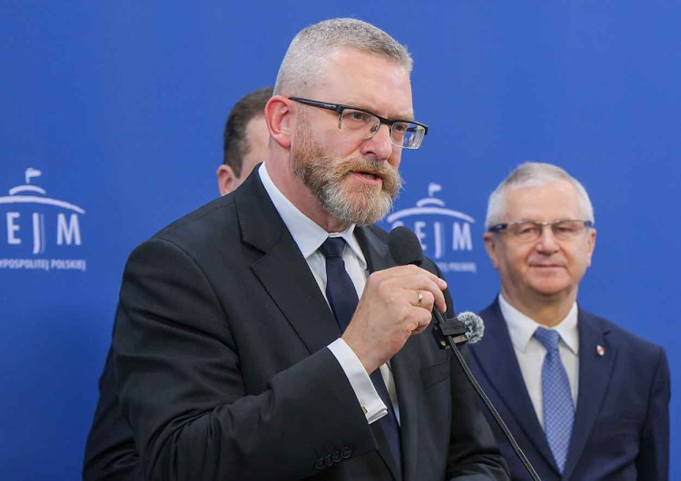 Grzegorz Braun otrzyma zakaz wstępu do Sejmu Zakaz wstępu dla Grzegorza Brauna. Jest decyzja marszałka Sejmu