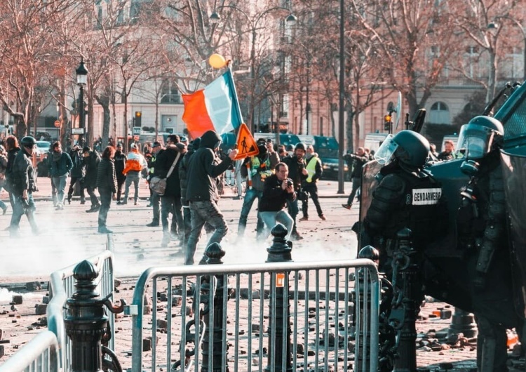 Demonstracja, Francja, zdjęcie podglądowe Wola bez znaczenia - historia ratyfikacji Konstytucji UE wbrew decyzji Francuzów